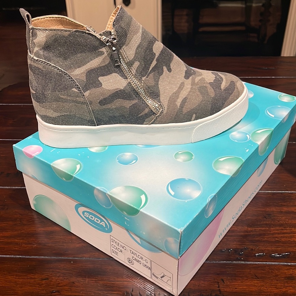 Women’s shoes size 8.5. Soda brand, camo